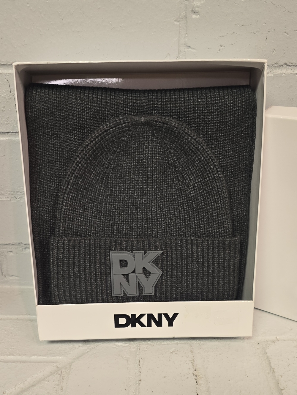 DKNY Charcoal Gray Ribbed Knit Beanie & Scarf Set. New In Box.